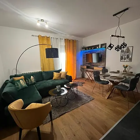 Fox Hill Apartment *