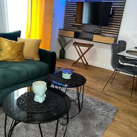 Fox Hill Apartment